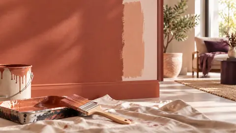 Test d'une couleur terracotta sur un pan de mur avant peinture complète